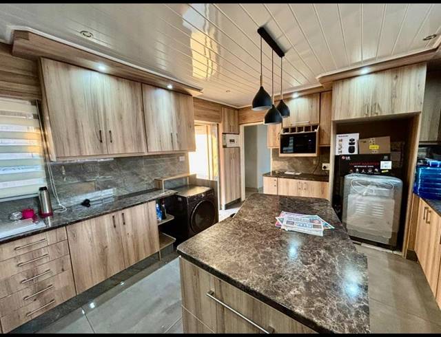 3 BEDROOM HOUSE FOR SALE IN VANDERBIJLPARK CE 2